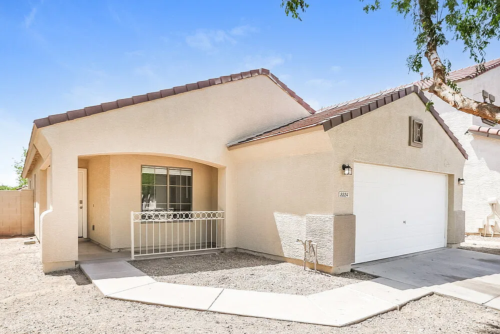 3 bed, 2.0 bath, 1298 sqft, $2,025 — Photo 3