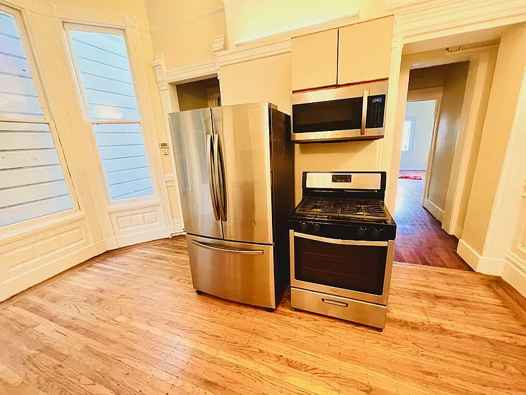 Kitchen (angle 2)
14' W x 16' 8" L
Large & Bright
Valuted ceiling