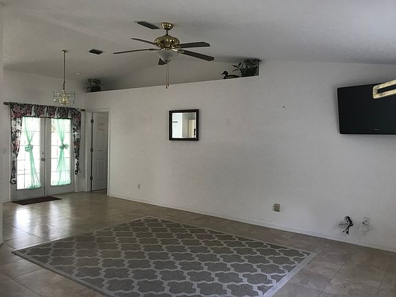 3rd image of 575 W Bancroft Dr