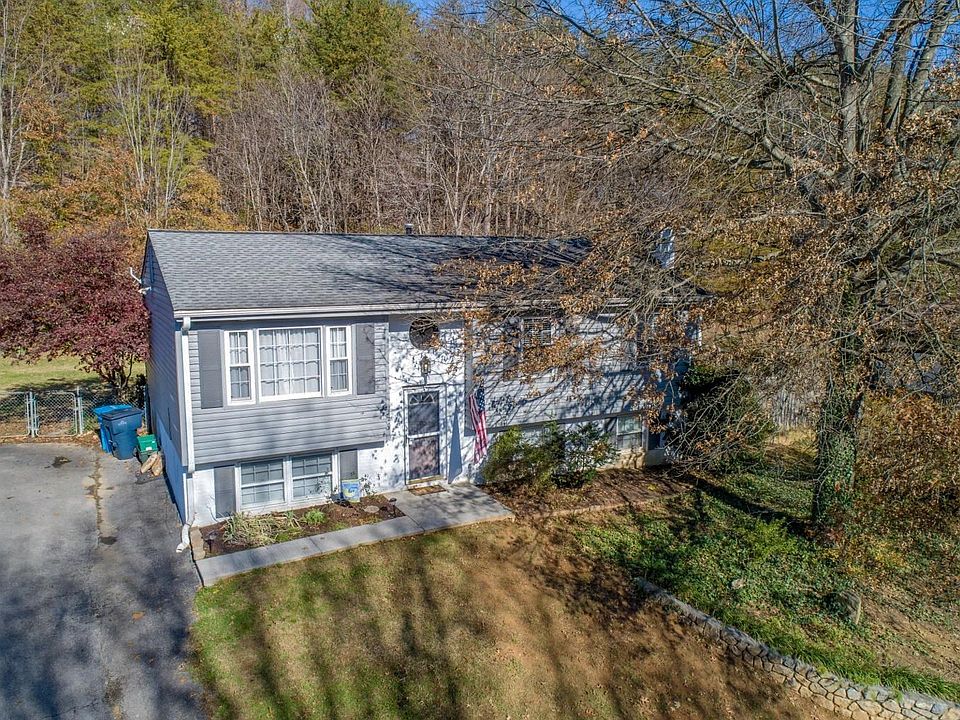 Paved drive, fenced yard1