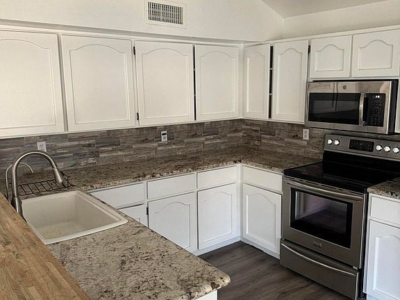 5th image of 3965 E Des Moines St