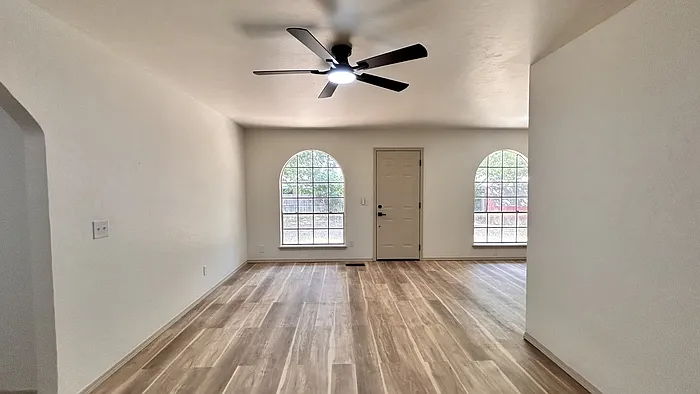 726 Garden Grv — Photo 11