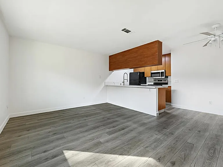 Canyon Springs Townhome Apartments — Photo 8