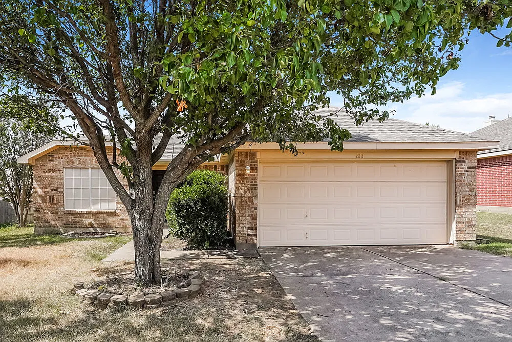 4 bed, 2.0 bath, 1929 sqft, $2,180 — Photo 1