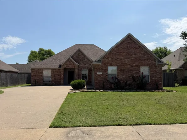 2492 N Surtees Pl, Fayetteville, AR 72704