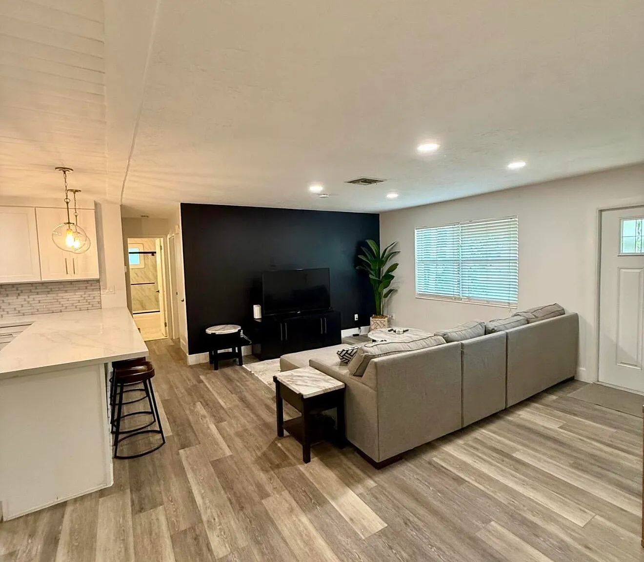 3 bed, 2.0 bath, 1562 sqft, $3,200 — Photo 3