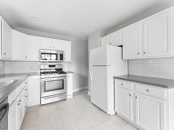 3rd image of 706 Bonnie Brae Ave NE