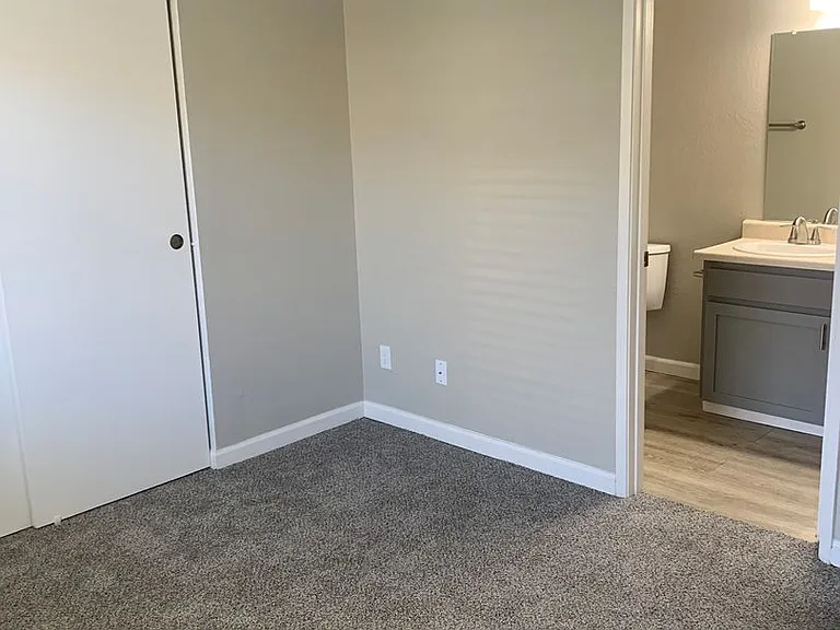 Dry Creek Apartments — Photo 28