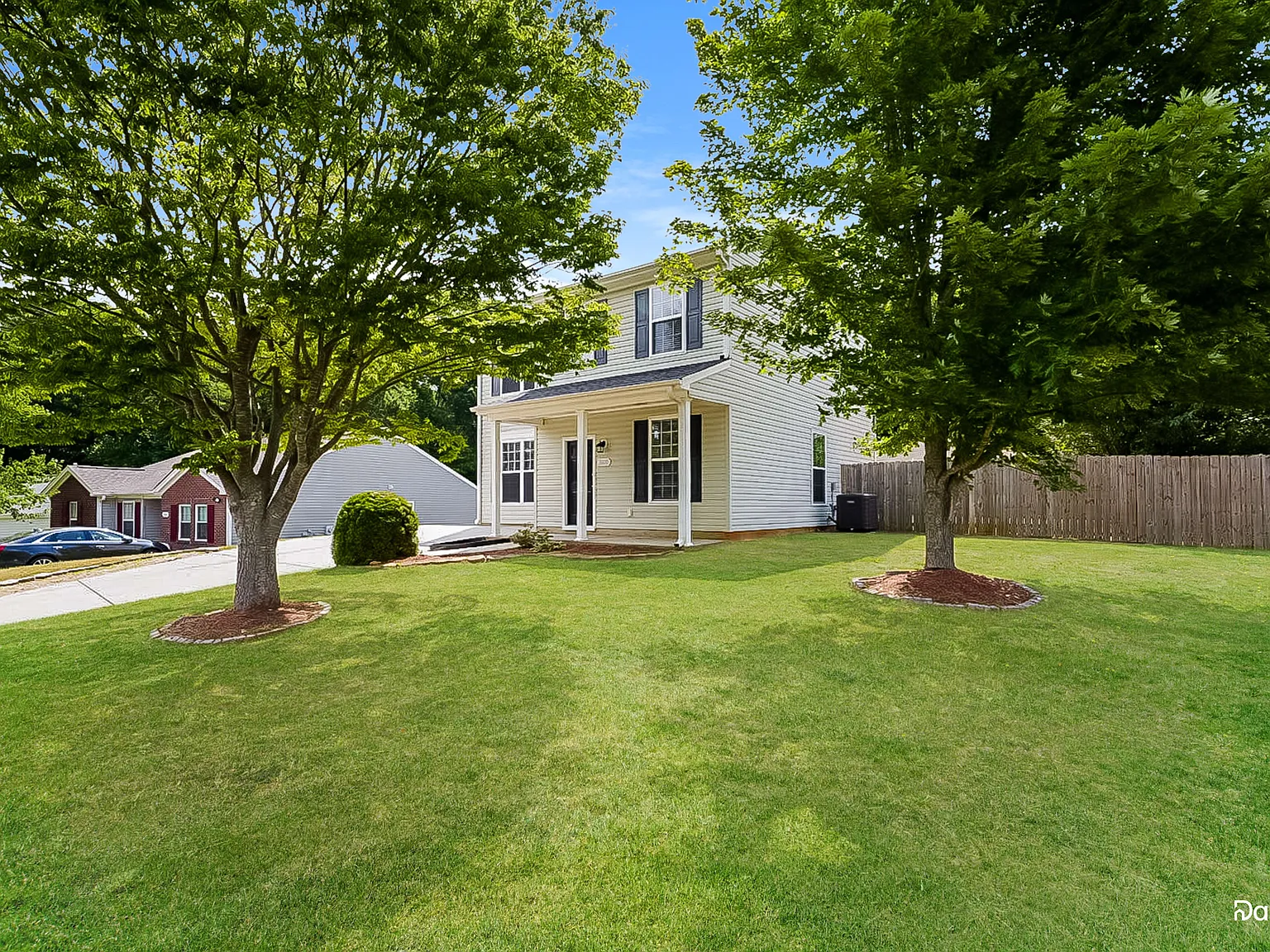 3 bed, 2.5 bath, 1704 sqft, $2,055 — Photo 2