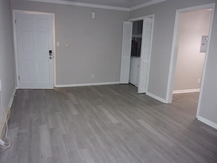 1045 W Meadow Dr #B — Photo 2