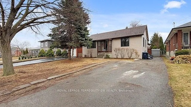 Photo 1 of 28 - 19 Hawthorne Rd - Toronto, ON Primary Photo - 19 Hawthorne Rd