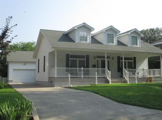209 W Webster St, Benton, IL 62812