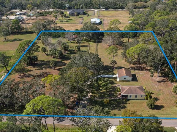 8132 Honey Bee Ln, Tampa, FL 33635