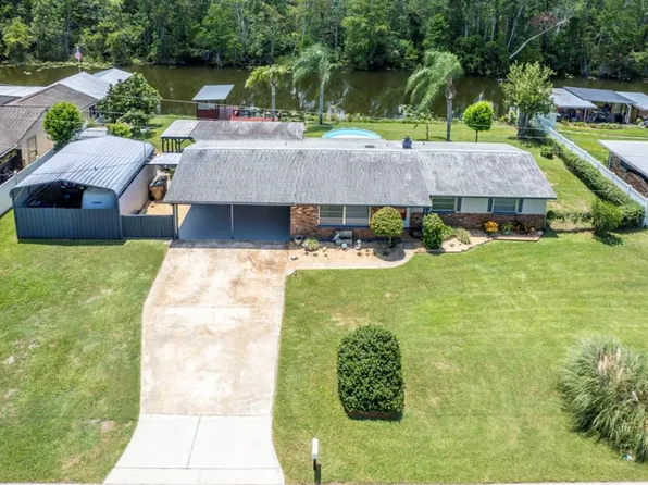 13524 Country Club Dr, Tavares, FL 32778