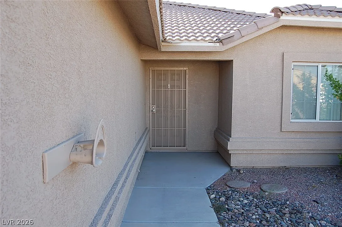 2 bed, 2.0 bath, 2034 sqft, $1,325 — Photo 2