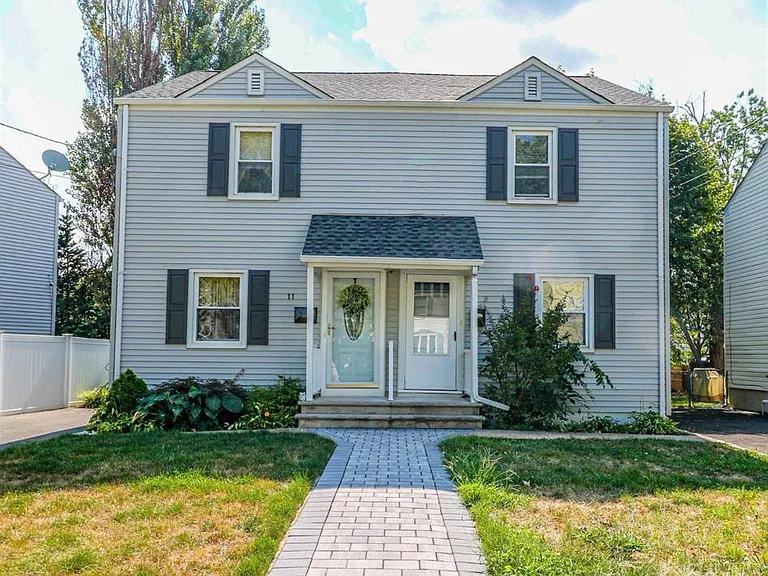 9 Macarthur Dr — Photo 1