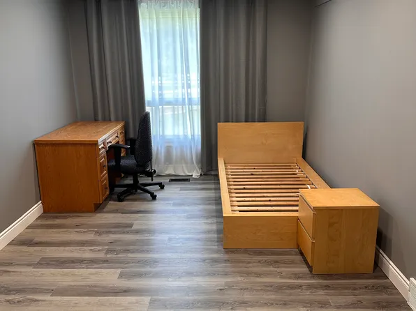 398 Churchill Ct #5, Waterloo, ON N2L 6B4