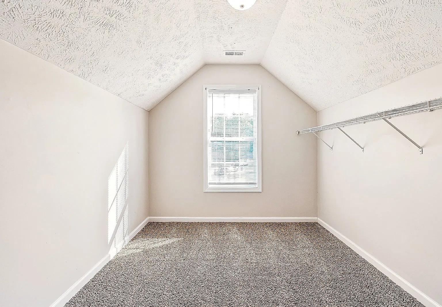 3 bed, 2.5 bath, 1600 sqft, $1,825 — Photo 4