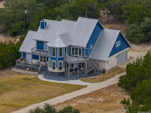 592 LAKEPARK DR, Lakehills, TX 78063