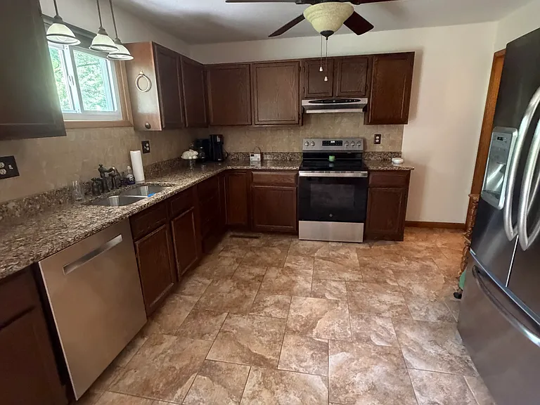 371 Greenbrier Dr — Photo 7