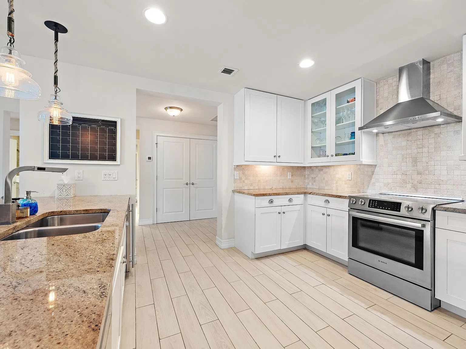 3 bed, 3.0 bath, 1792 sqft, $9,500 — Photo 3
