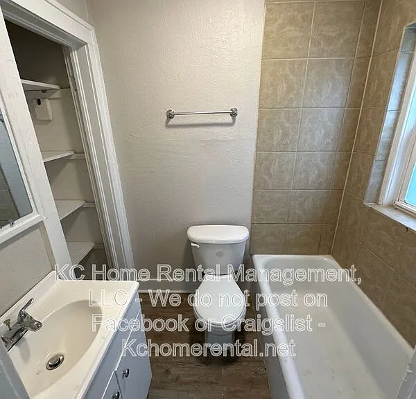 305-307 N Gladstone Blvd #21 — Photo 31