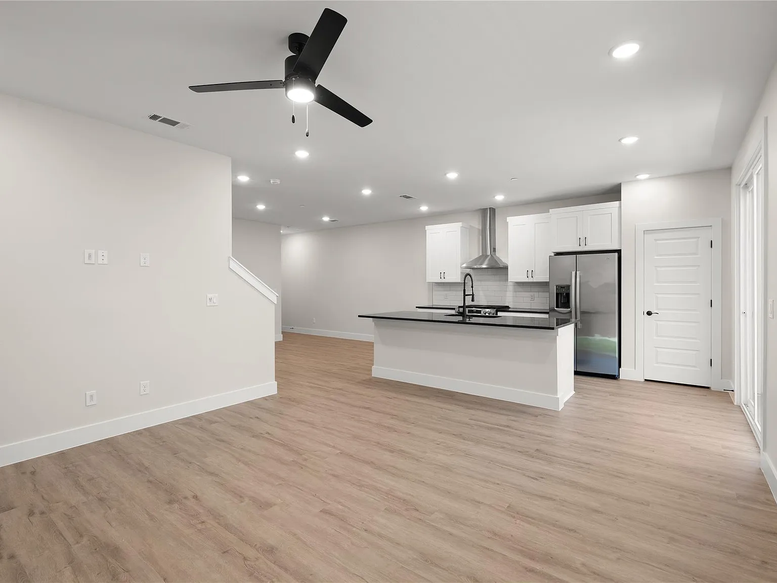 4 bed, 2.5 bath, 1914 sqft, $3,649 — Photo 3