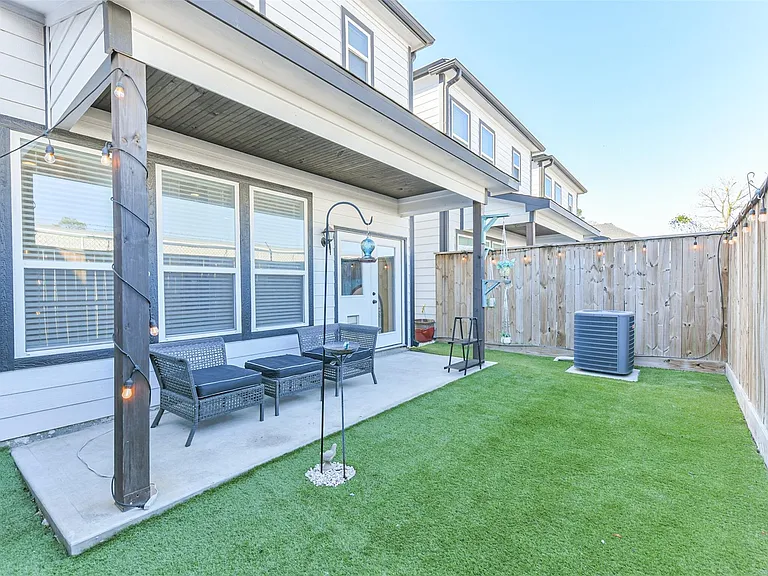 1010 Melneeka Ln — Photo 20