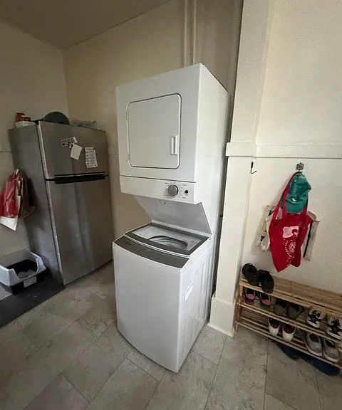 906 Wilson Dr — Photo 2