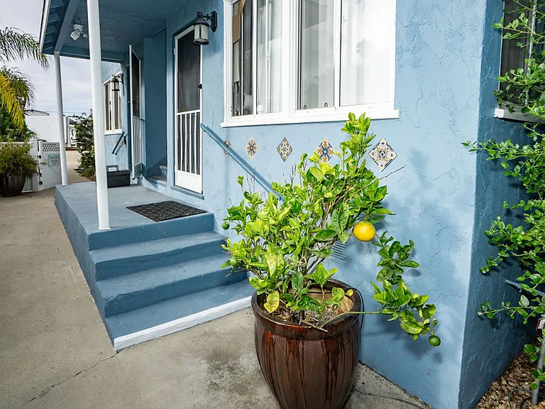 855 Emerald St — Photo 1