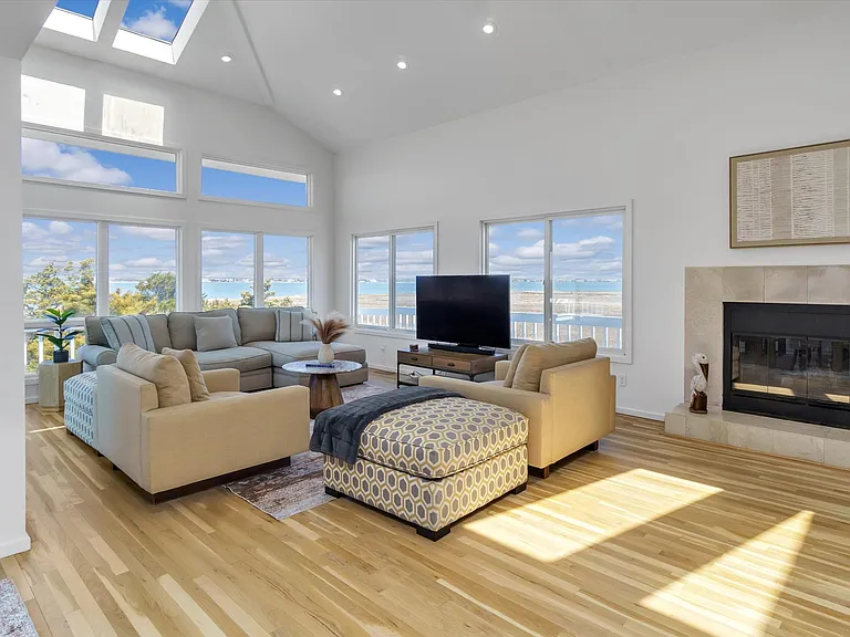 552 Dune Rd — Photo 9