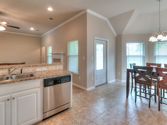 5th image of 202 Southern Creek Cir