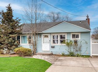 159 Park Ln, Massapequa, NY
