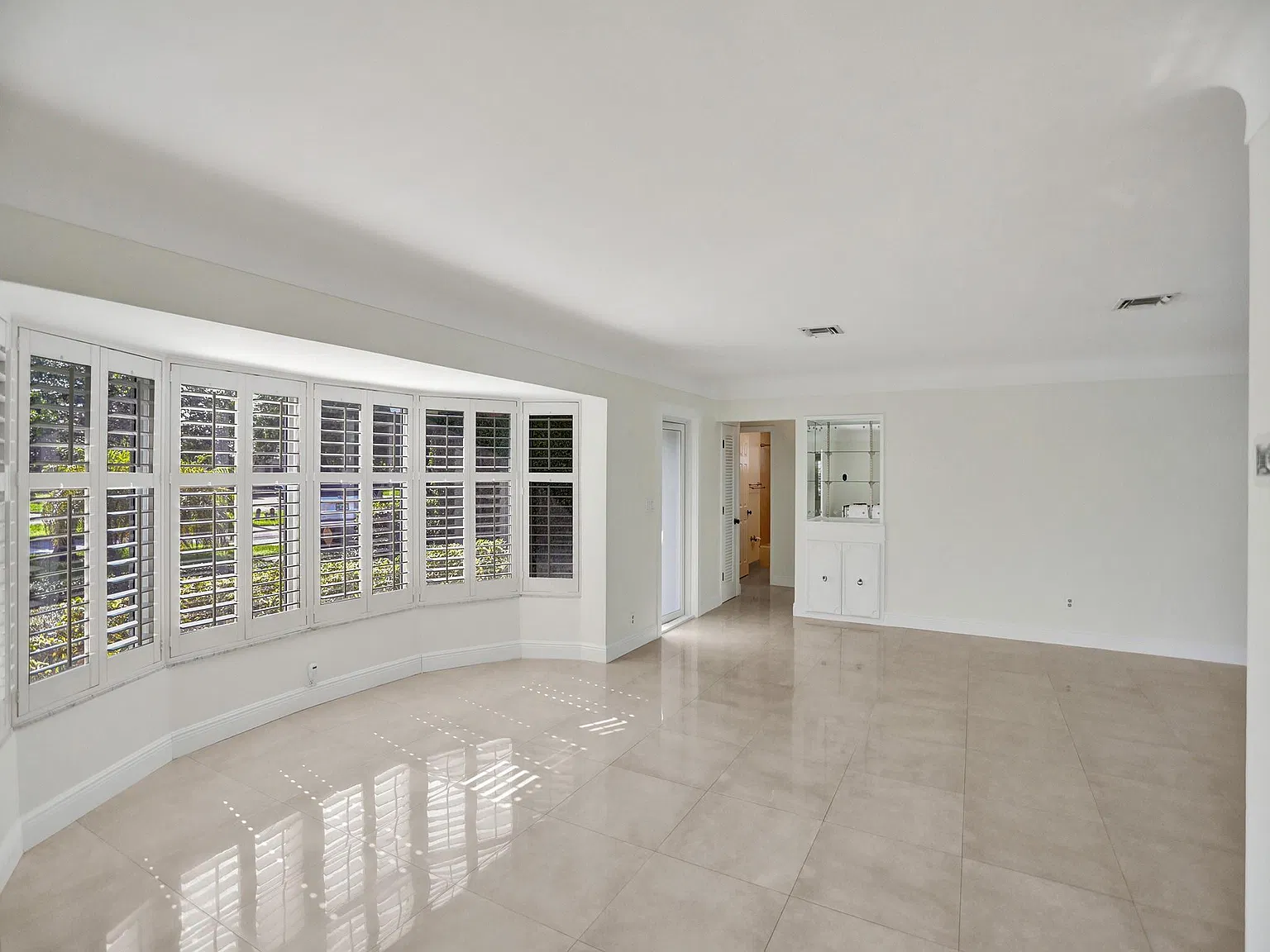 3 bed, 2.0 bath, 1638 sqft, $4,999 — Photo 4