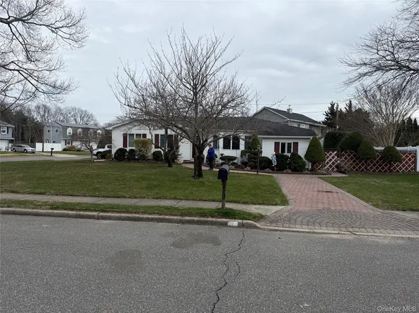 3 Jenny Lane, Holtsville, NY 11742