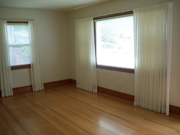 3rd image of 340 Parkland Dr