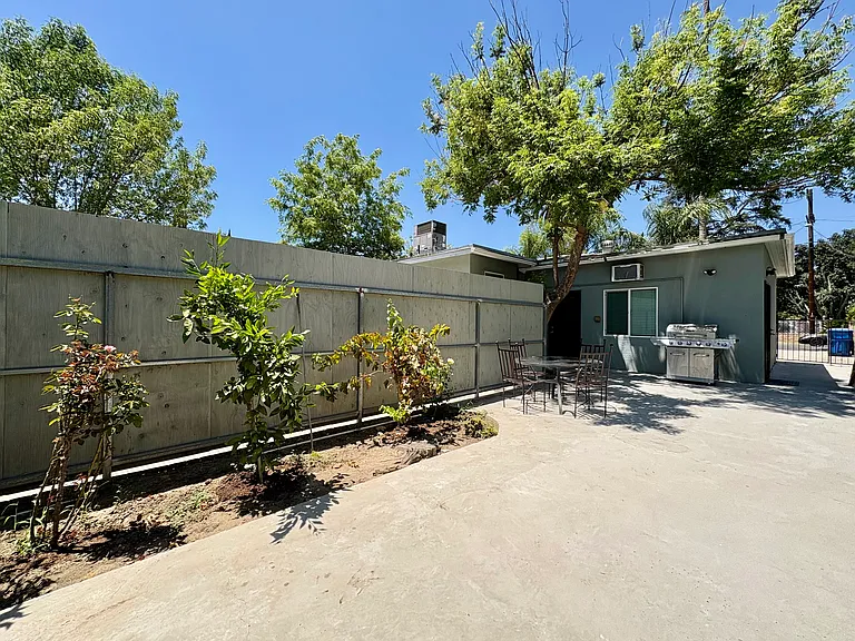 16006 Bassett St — Photo 13