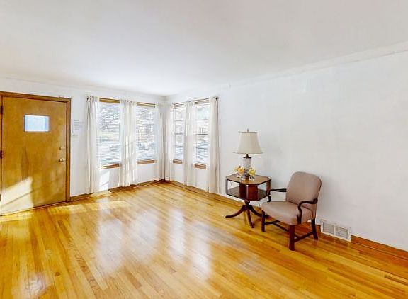 3rd image of 3039 N Olcott Ave