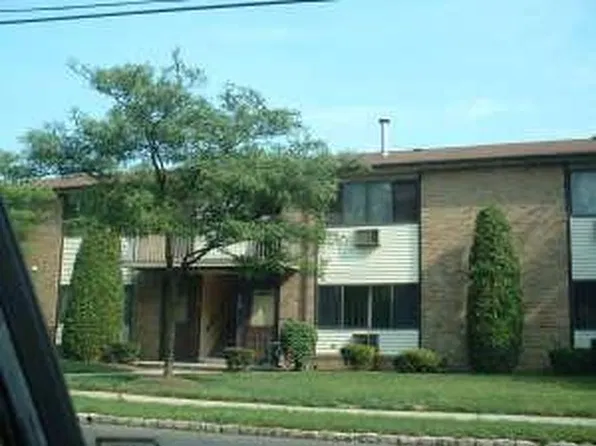 304 Cricket Ln, Woodbridge, NJ 07095
