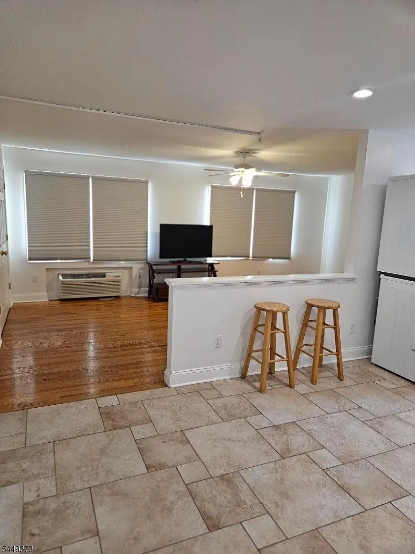 1 bed, 1.0 bath, 760 sqft, $2,100 — Photo 2