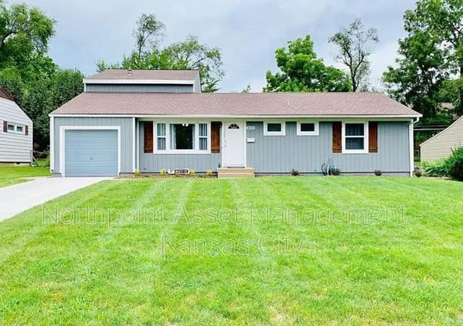 3-Bedroom, 2.5 Bath Single Family for Rent in Overland Park, KS | Attached Garage & Modern Kitchen — Photo 1