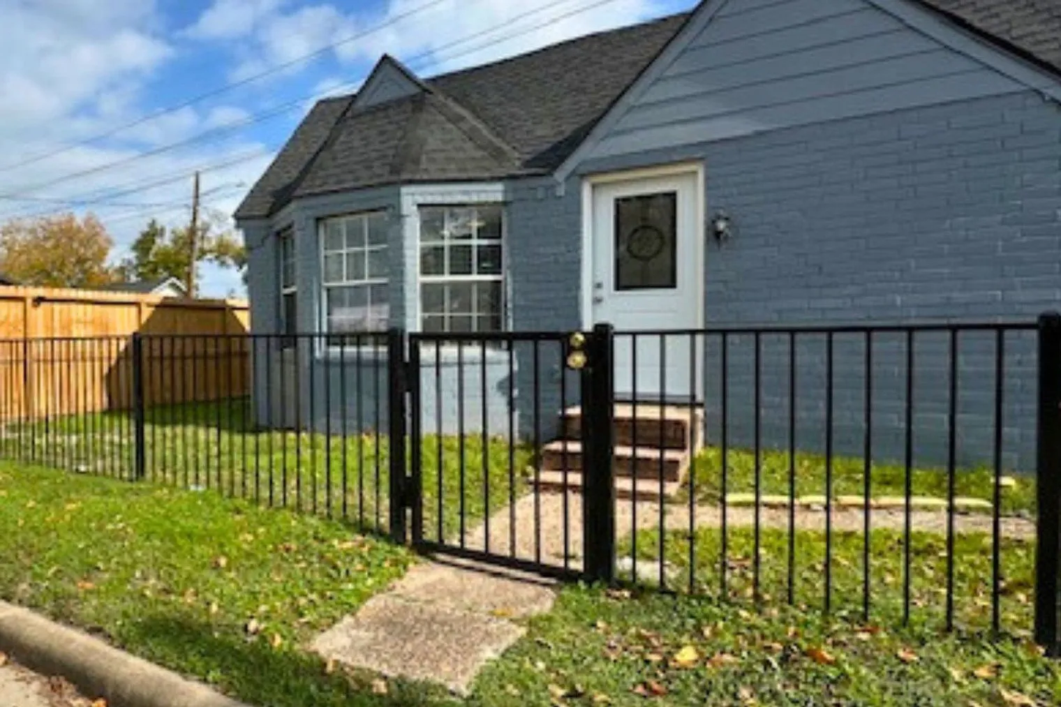 3 bed, 2.0 bath, 36597 sqft, $2,796 — Photo 4