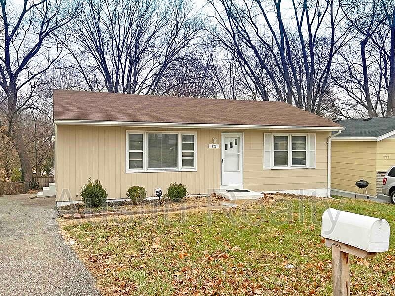1st image of 225 Flora Dr