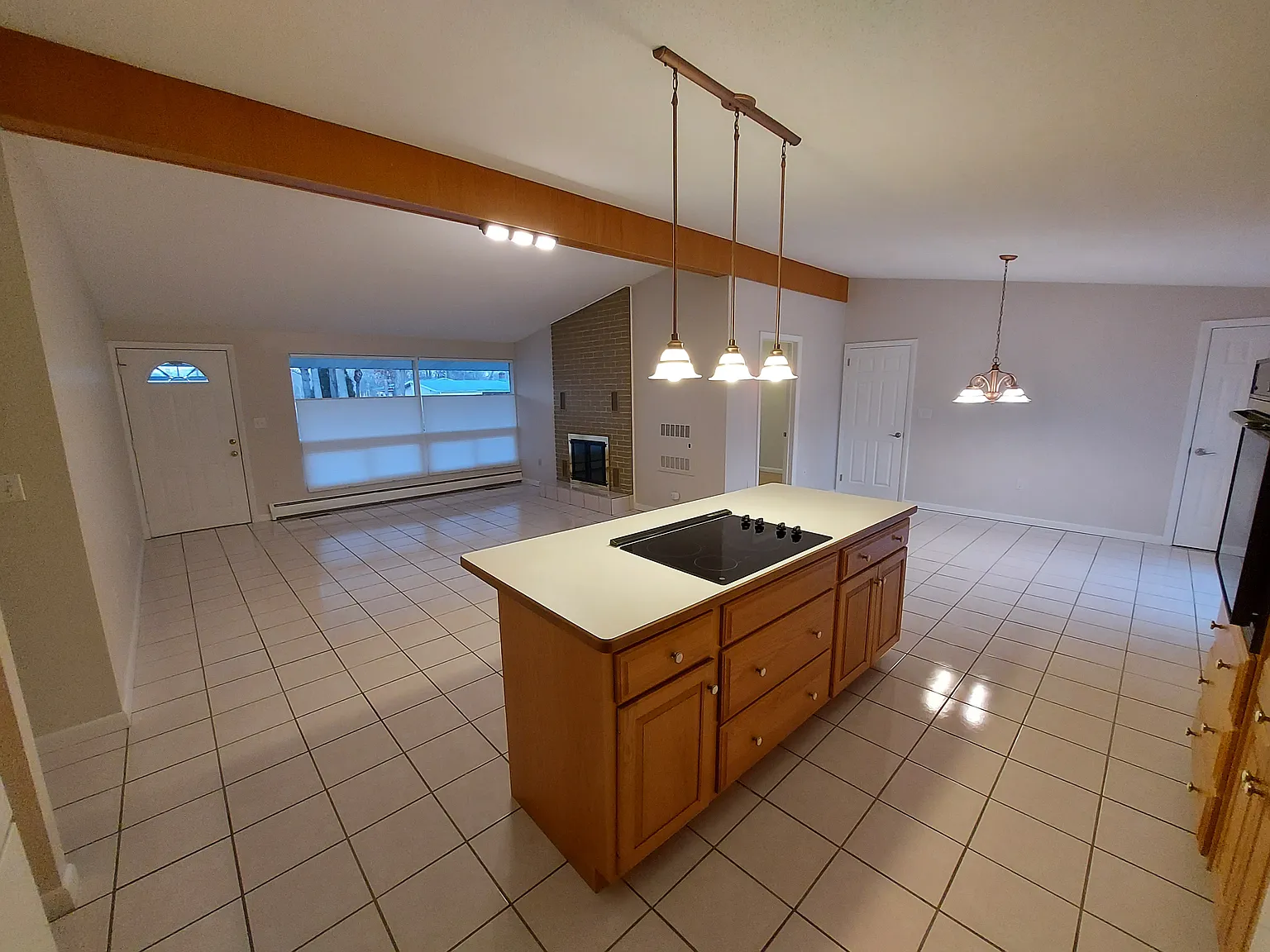 3 bed, 1350 sqft, $3,350 — Photo 4