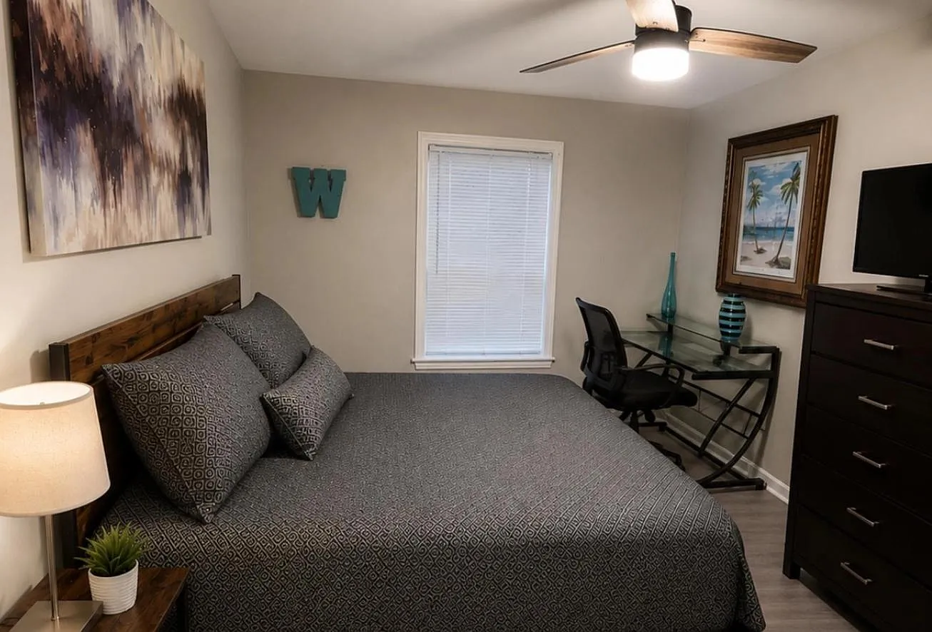 3 bed, 1.0 bath, 1176 sqft, $944 — Photo 1