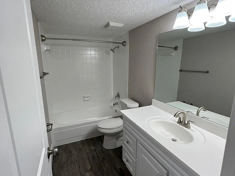 Oakbrook Village Apartments — Photo 68