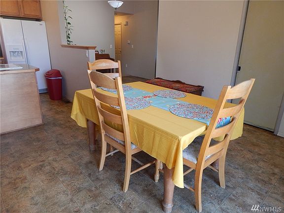 4th image of 360 N Grape Dr