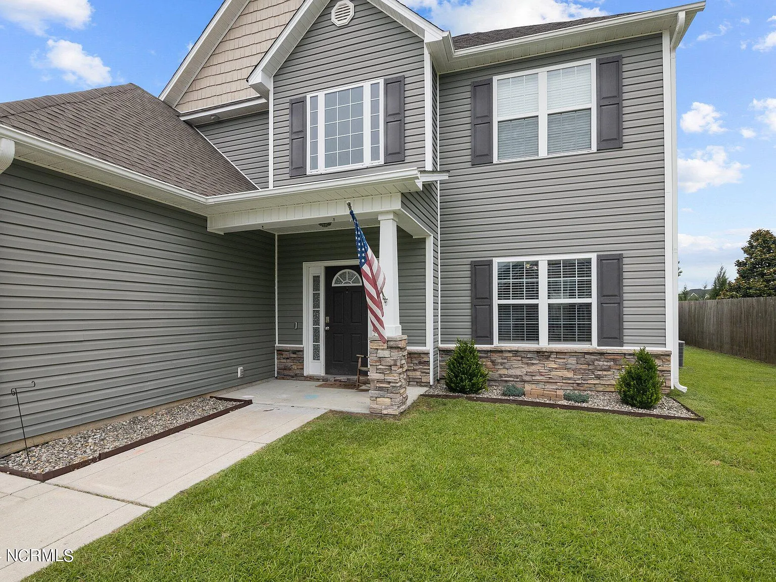 4 bed, 2.0 bath, 2844 sqft, $2,500 — Photo 2