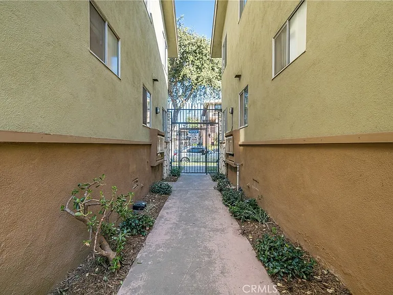 2309 Cedar Ave — Photo 24