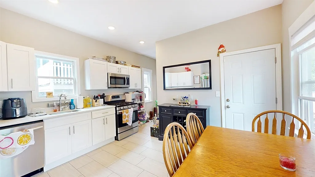 3 bed, 1.0 bath, 964 sqft, $3,550 — Photo 4